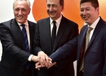 Da sinistra: Luigi De Vecchis, presidente di Huawei Italia - Giuseppe Sala, sindaco di Milano - Thomas Miao, Ceo di Huawei Italia