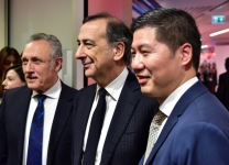Da sinistra: Luigi De Vecchis, presidente di Huawei Italia - Giuseppe Sala, sindaco di Milano - Thomas Miao, Ceo di Huawei Italia