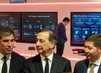 Da sinistra: Luigi De Vecchis, presidente di Huawei Italia - Giuseppe Sala, sindaco di Milano - Thomas Miao, Ceo di Huawei Italia