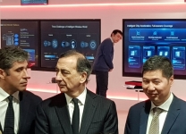 Da sinistra: Luigi De Vecchis, presidente di Huawei Italia - Giuseppe Sala, sindaco di Milano - Thomas Miao, Ceo di Huawei Italia