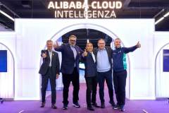 Olympic Broadcasting Services al MiCo di Milano - Da sinistra a destra: Leon Xie, General Manager of Olympic Business Alibaba Group - Yiannis Exarchos, Ceo Olympic Broadcasting Services ed Executive Director Olympic Channel Services - Feifei Li, Senior Vice President, Alibaba Cloud Intelligence Group, President of International Business - Ilario Corna, Chief Technology and Information Officer, Comitato olimpico internazionale (Cio) - Andrea Varnier, Chief Executive Officer di Milano Cortina 2026