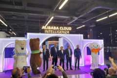 Olympic Broadcasting Services (OBS) al MiCo di Milano - Da sinistra a destra: Leon Xie, General Manager of Olympic Business, Alibaba Group - Yiannis Exarchos, Olympic Broadcasting Services CEO, Executive Director Olympic Channel Services - Feifei Li, Senior Vice President, Alibaba Cloud Intelligence Group, President of International Business - Ilario Corna, Chief Technology and Information Officer, IOC - Andrea Varnier, Chief Executive Officer at Milano Cortina 2026