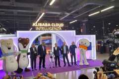 Olympic Broadcasting Services (OBS) al MiCo di Milano - Da sinistra a destra: Leon Xie, General Manager of Olympic Business, Alibaba Group - Yiannis Exarchos, Olympic Broadcasting Services CEO, Executive Director Olympic Channel Services - Feifei Li, Senior Vice President, Alibaba Cloud Intelligence Group, President of International Business - Ilario Corna, Chief Technology and Information Officer, IOC - Andrea Varnier, Chief Executive Officer at Milano Cortina 2026