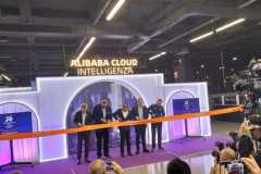 Olympic Broadcasting Services (OBS) al MiCo di Milano - Da sinistra a destra: Leon Xie, General Manager of Olympic Business, Alibaba Group - Yiannis Exarchos, Olympic Broadcasting Services CEO, Executive Director Olympic Channel Services - Feifei Li, Senior Vice President, Alibaba Cloud Intelligence Group, President of International Business - Ilario Corna, Chief Technology and Information Officer, IOC - Andrea Varnier, Chief Executive Officer at Milano Cortina 2026