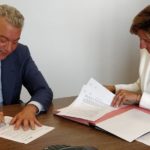 Domenico Arcuri, Amministratore Delegato di Invitalia e Silvia Candiani, Amministratore Delegato di Microsoft Italia alla firma dell’accordo