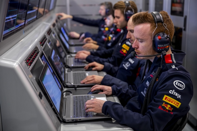 Aston Martin Red Bull Racing Team - Gli ingegneri al lavoro