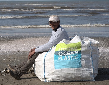 La raccolta con Plastic-Bank a Portsaid Beach (fonte: Ufficio stampa Acer)