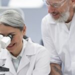 Sanofi, AI sui dati per operation, ricerca e sviluppo Ricercatori Microscopio Sanofi_DEF_Apertura (fonte: Magnific - Licenziata)