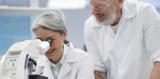 Ricercatori Microscopio Sanofi_DEF_Apertura (fonte: Magnific - Licenziata)