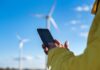Energie Rinnovabili Telco Mobile Gsma -The specialist uses a gadget to control the parameters of wind turbines. (licenza: Magnific)