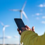 Gsma, rinnovabili strategiche per le telco Net Zero Energie Rinnovabili Telco Mobile Gsma -The specialist uses a gadget to control the parameters of wind turbines. (licenza: Magnific)