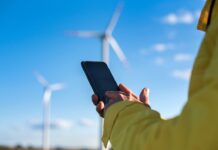 Energie Rinnovabili Telco Mobile Gsma -The specialist uses a gadget to control the parameters of wind turbines. (licenza: Magnific)