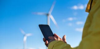 Energie Rinnovabili Telco Mobile Gsma -The specialist uses a gadget to control the parameters of wind turbines. (licenza: Magnific)